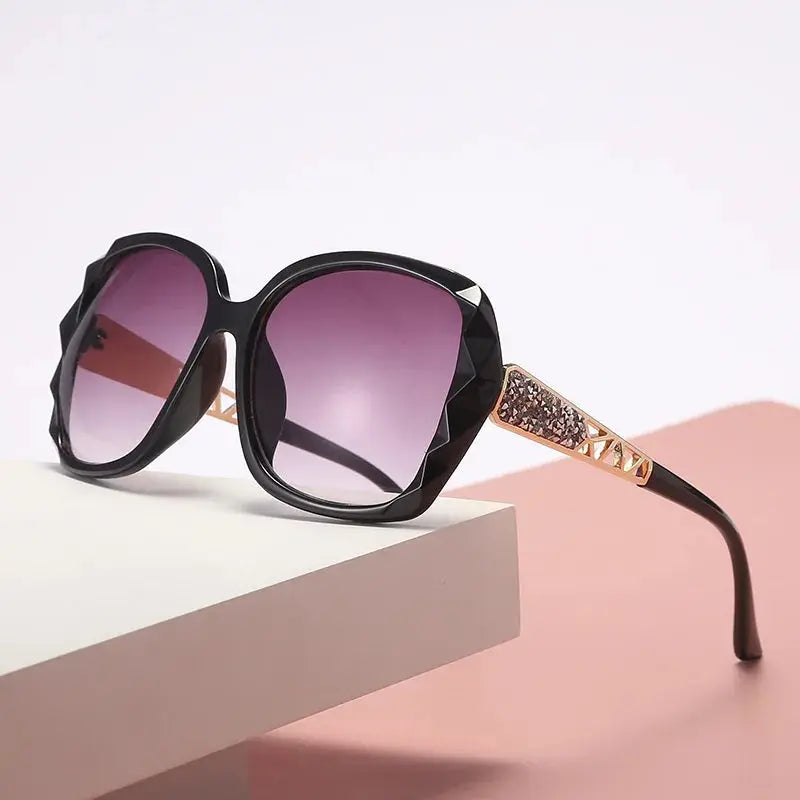 New Ladies' Sunglasses with High Sense and Diamond-encrusted Sunglasses Protect against Ultraviolet Rays in Summer. Temu