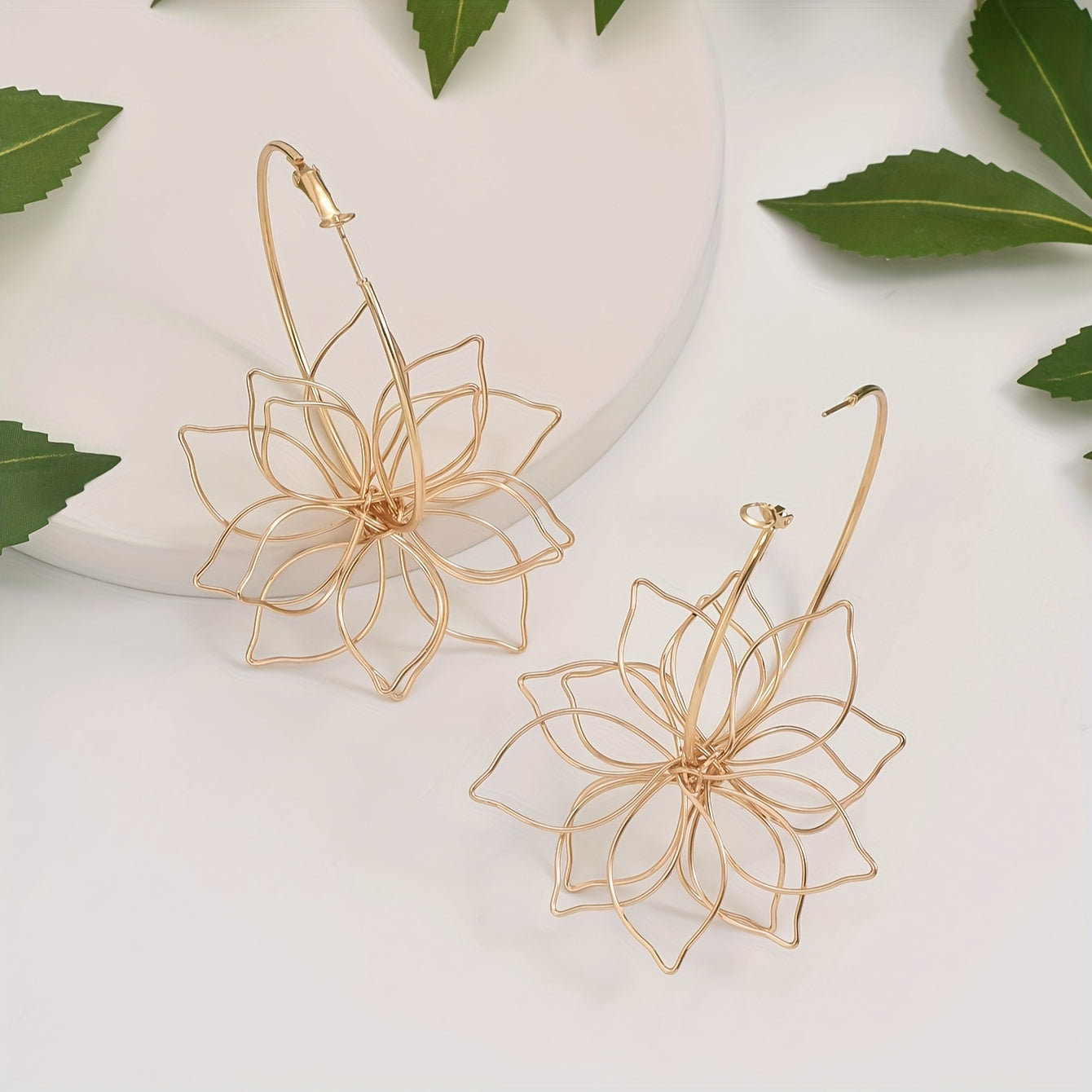 1 Pair Delicate Hollow Flower Hoop Earrings - Lightweight & Dazzling Petal Design - Fashionable Elegant Party Jewelry for Women