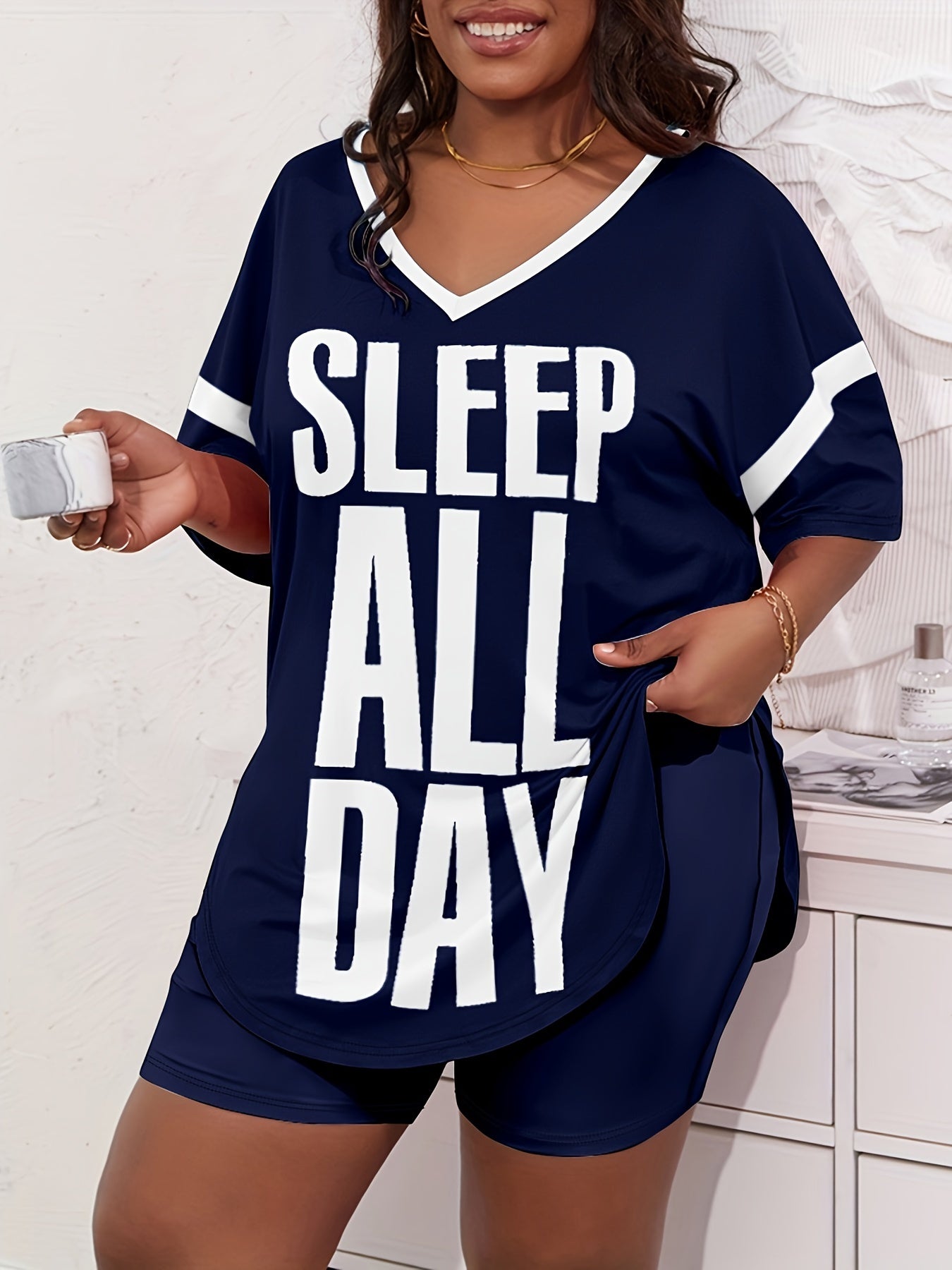 Women's Plus Casual Lounge Set, Plus Size Letter Cross Print Short Sleeve V Neck Top & Geo Shorts Pajamas 2 Piece Set for Koningsdag/King's Day