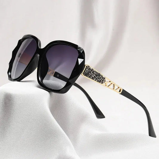 New Ladies' Sunglasses with High Sense and Diamond-encrusted Sunglasses Protect against Ultraviolet Rays in Summer. Temu